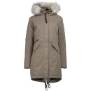 8848 Jinny w parka, fallen rock